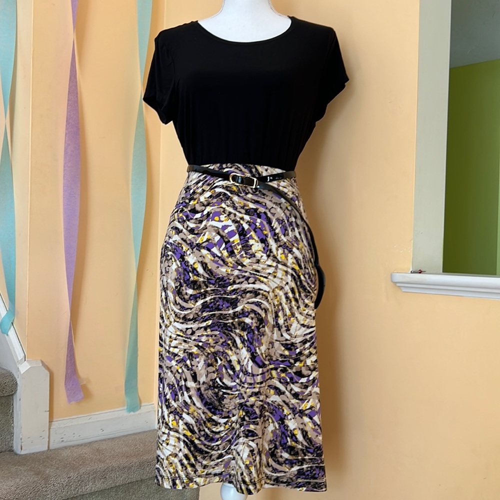 Beautiful elastic back fully lined slim skirt - accessories shown not included